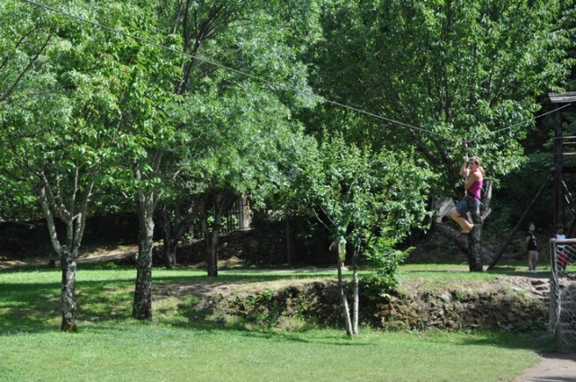 Deslizándose en la tirolina